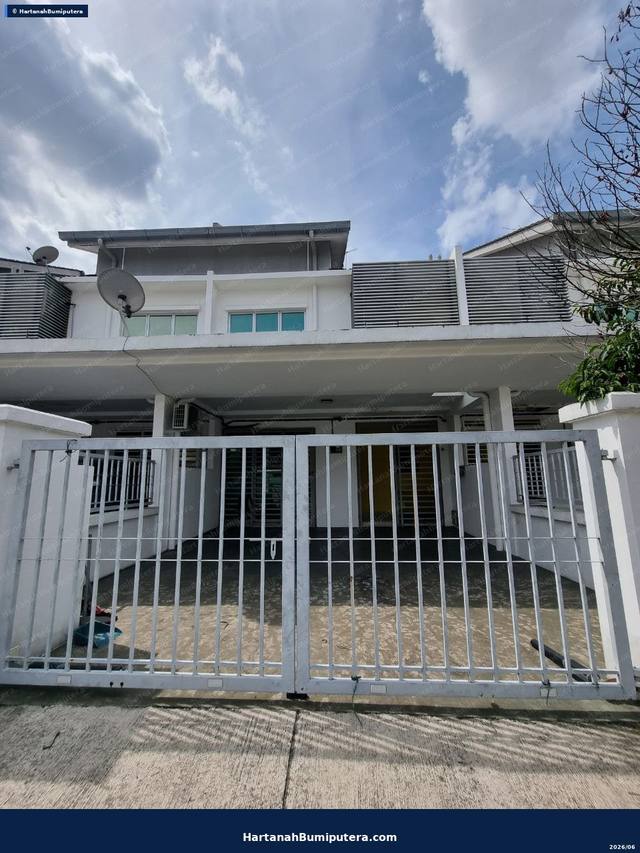 Facing Open : 2 storey terrace 96 Greenwoods Salak Perdana Sepang