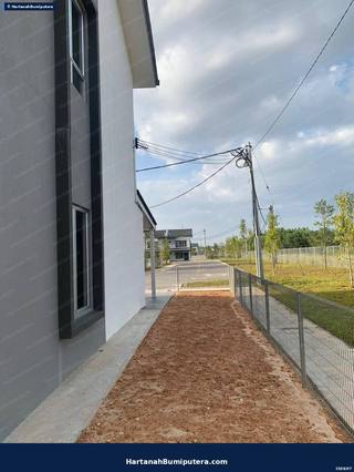 End Lot bare unit baru : 2 storey terrace Kita Bayu Cybersouth — gambar 2