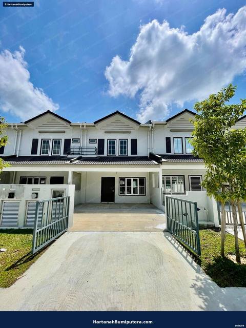 Brand New wit Defect Liability Period : 2 storey terrace M Senyumia Salak Tinggi