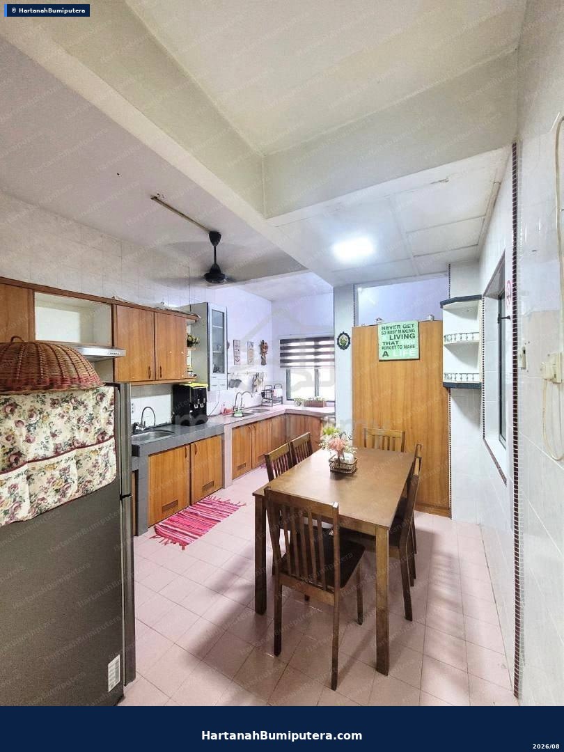 Homestay House Facing Open : Double Storey House Taman Puchong Utama PU10 — gambar 7