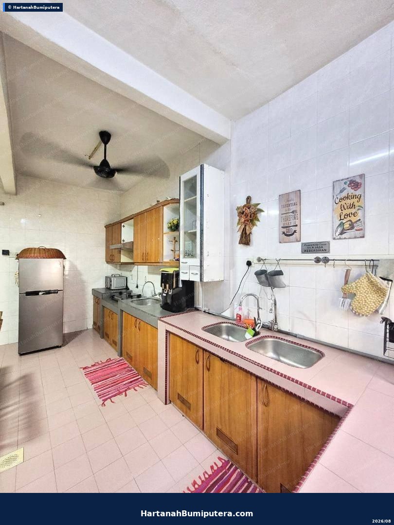 Homestay House Facing Open : Double Storey House Taman Puchong Utama PU10 — gambar 8